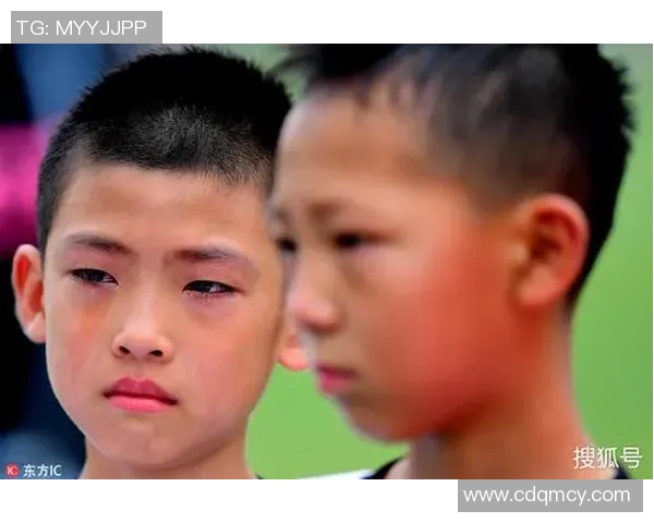 足球明星下跪呼吁和平行动传递团结与希望的力量 足球明星下跪呼吁和平行动传递团结与希望的力量