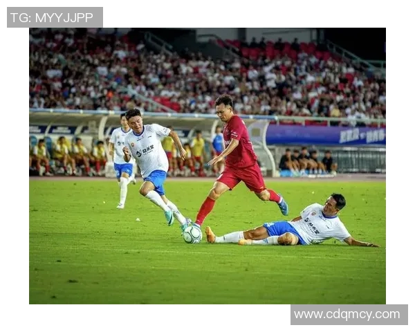 足球明星走进球迷家中共度温馨时光分享足球梦想与生活点滴